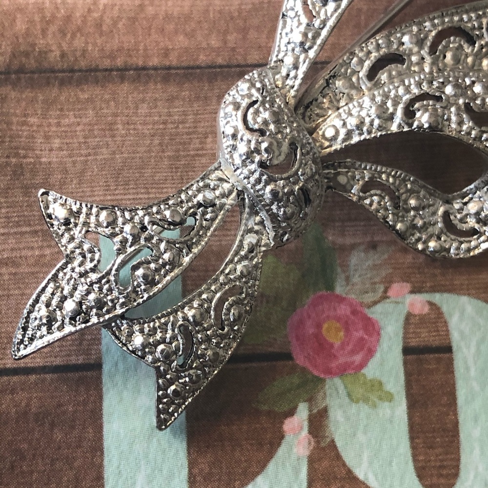 Silver Tone Ribbon Brooch - Picture 4 of 8